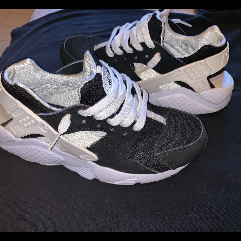 NIKE HUARACHES worn once Extremely comfortable!